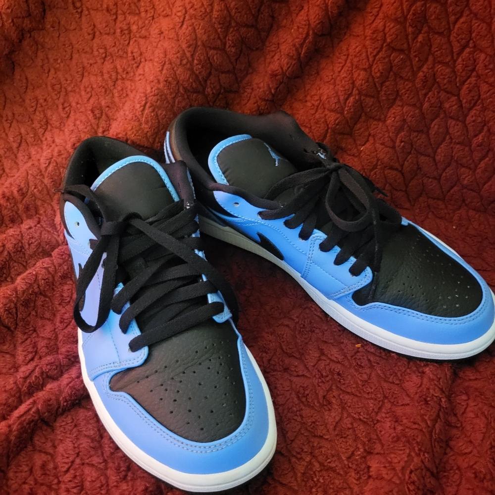 Jordan 1 Low SIZE 8.5  University Blue/Black